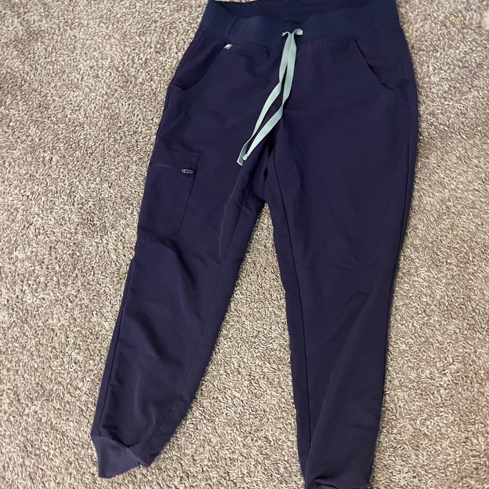 Figs jogger scrub pant. Size small petite.